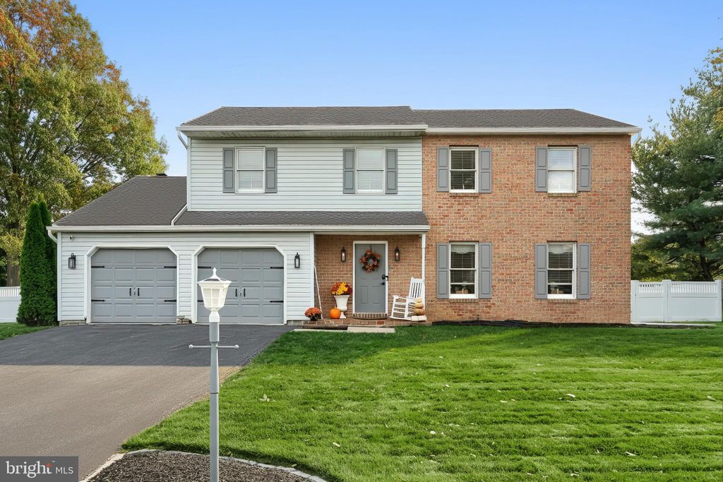 Photo of 409 White Rose Lane, YORK, PA 17402 (MLS # PAYK2092270)