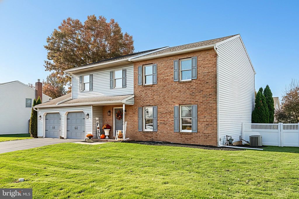 Photo of 409 White Rose Lane, YORK, PA 17402 (MLS # PAYK2092270)