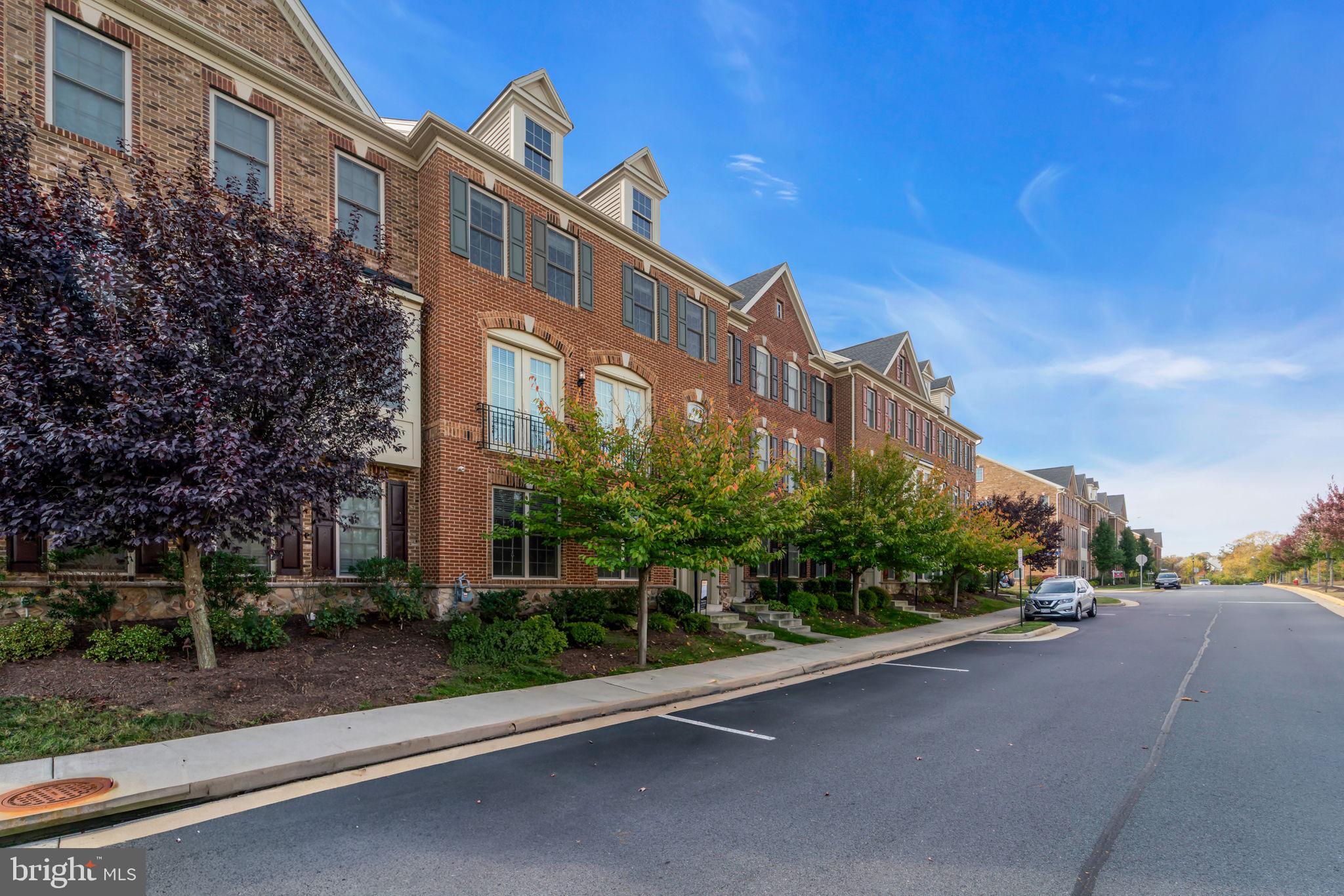 43157 CLARENDON SQUARE