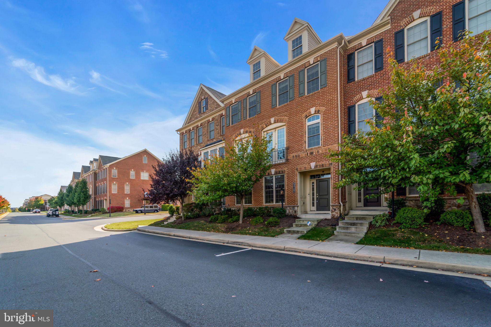 43157 CLARENDON SQUARE