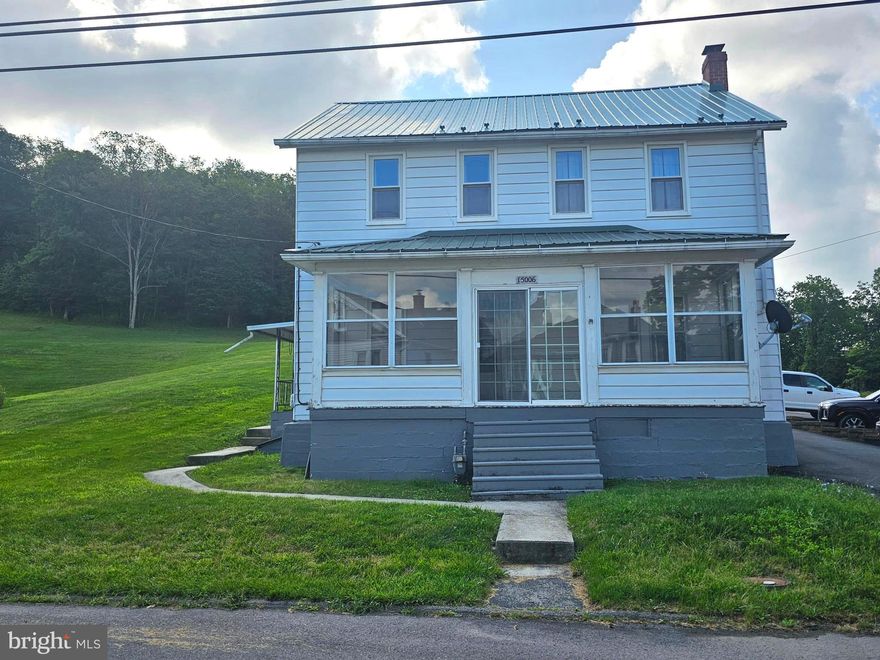 4 BEDROOM AND 2 BATH HOUSE IN MIDLAND FEATURES LARGE ROOMS AND 2 CAR DETACHED GARAGE.