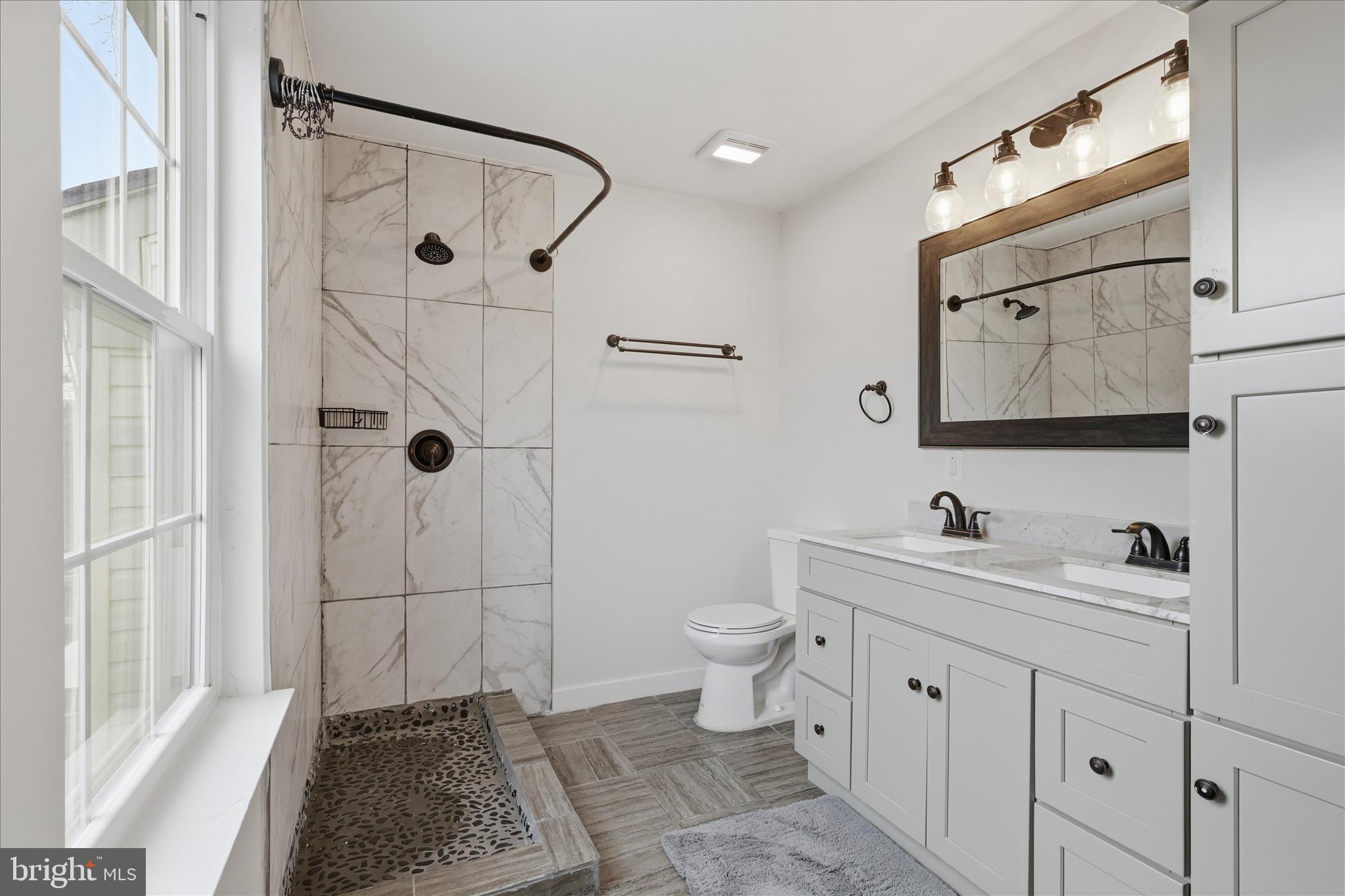 LONDON TOWNE - Residential