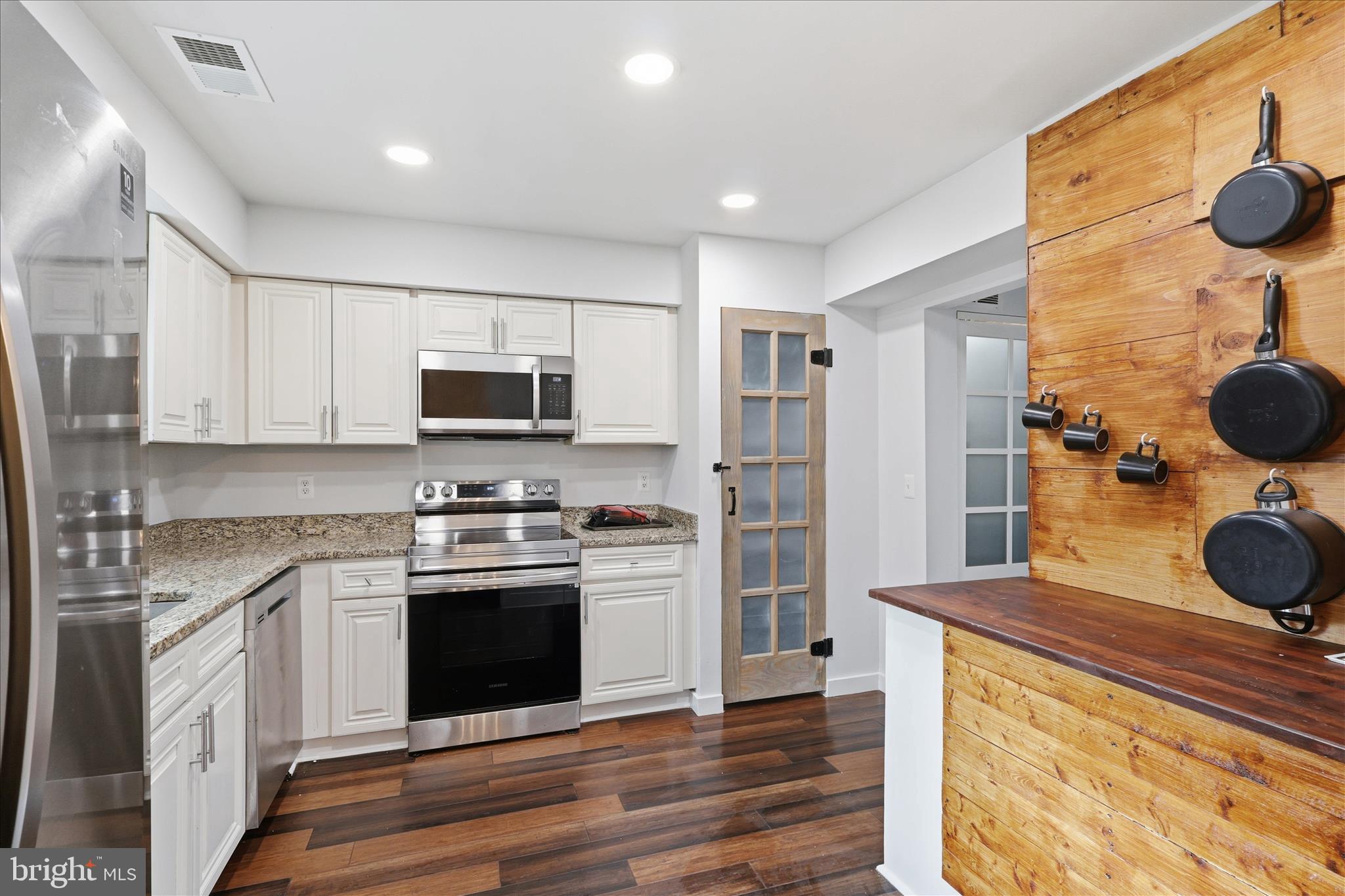 LONDON TOWNE - Residential