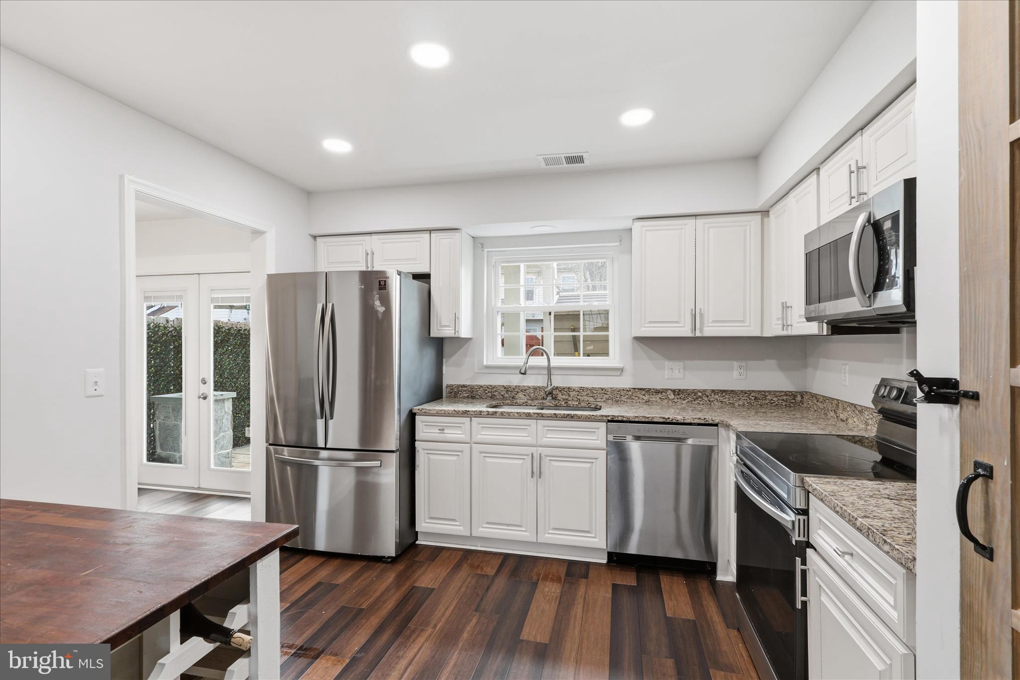 LONDON TOWNE - Residential