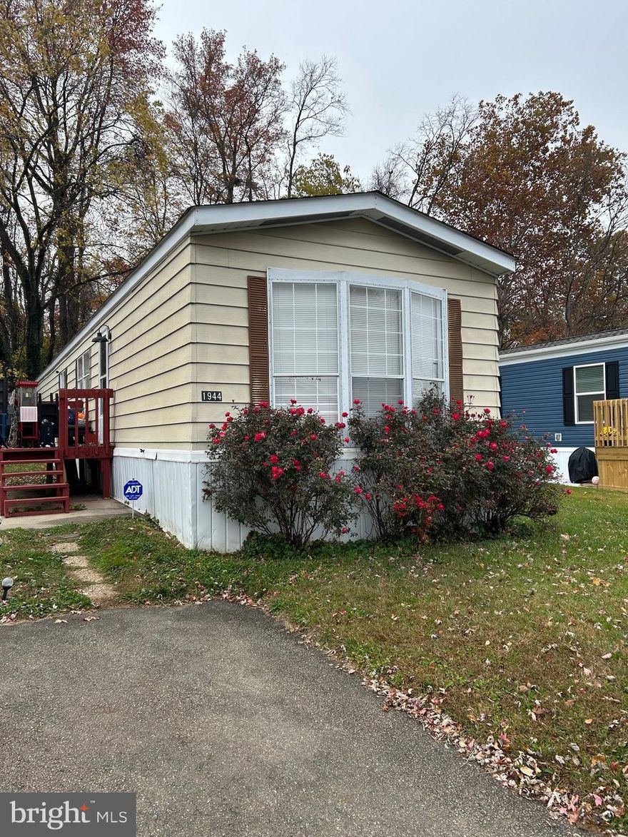 Last Reduction!! Motivated seller! PUT IN YOUR OFFER TODAY!!  BELOW MARKET PRICE!!!  Well kept gently lived in Mobile Home PRICED TO SELL!!! BRING YOUR OFFER TODAY! BUYER MUST BE APPROVED BY THE MOBILE HOME PARK