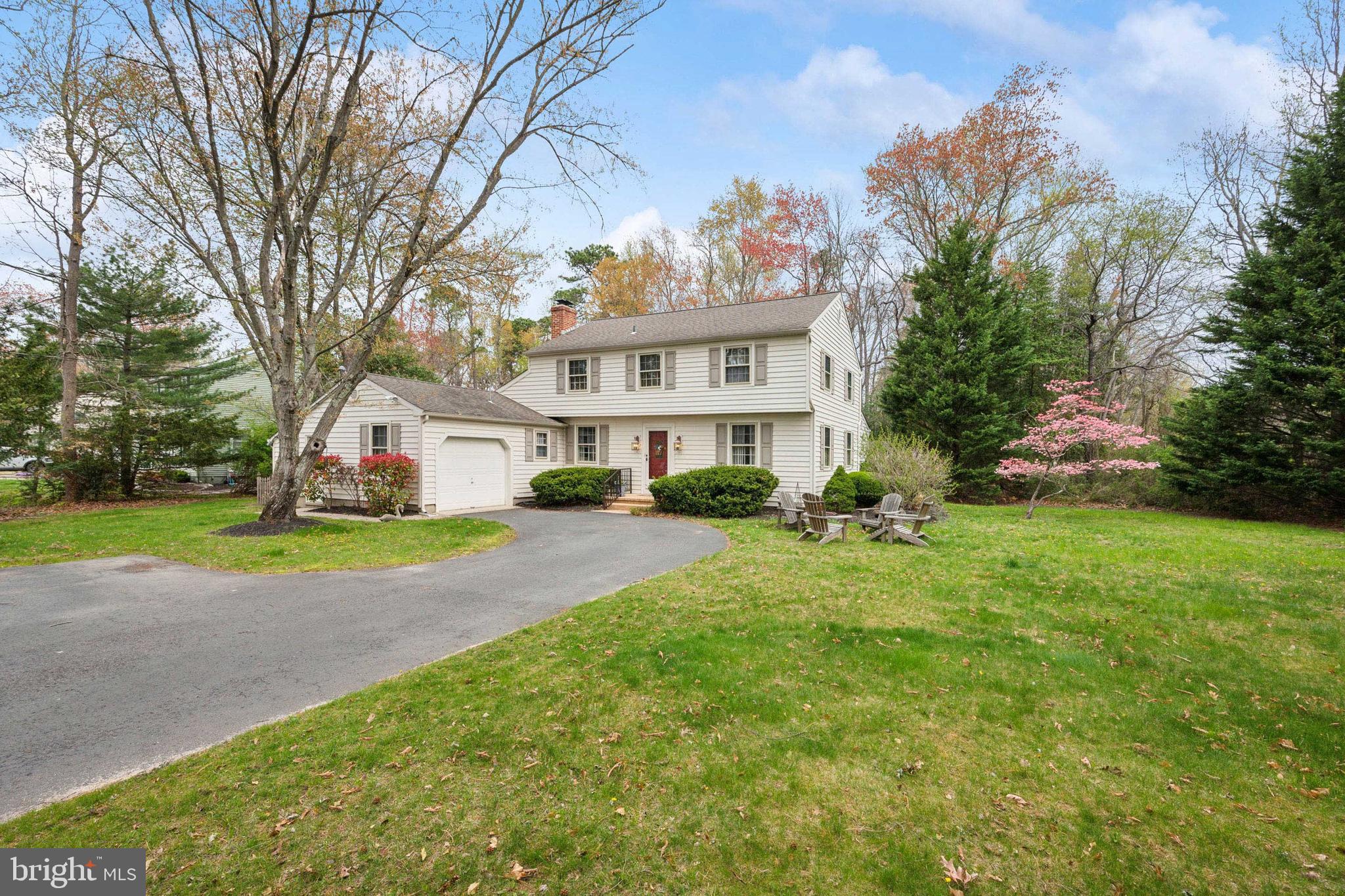 2 N LAKESIDE DR W