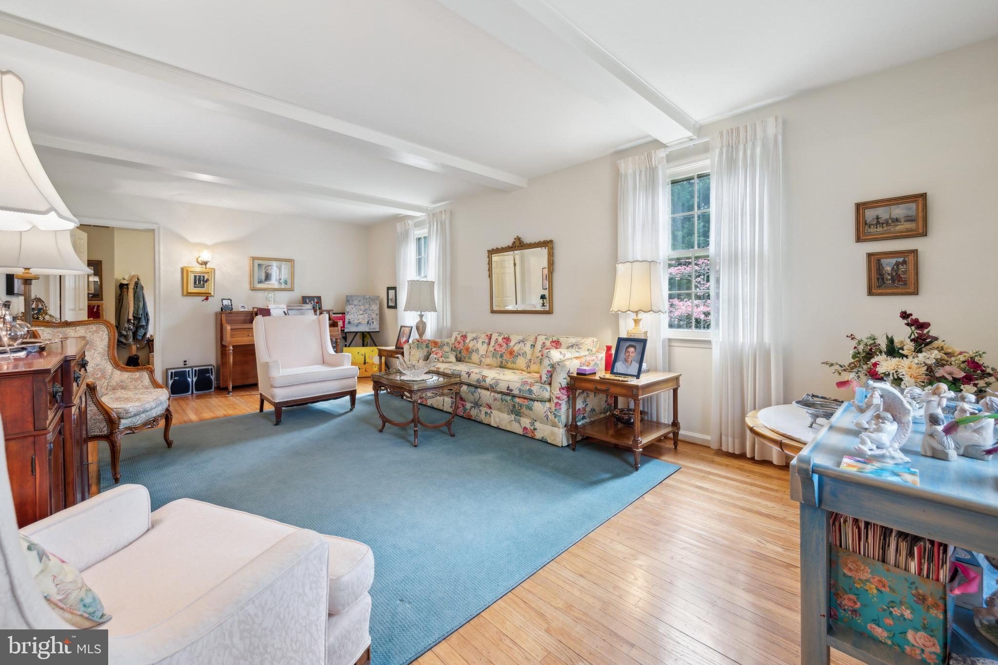 2 N LAKESIDE DR W