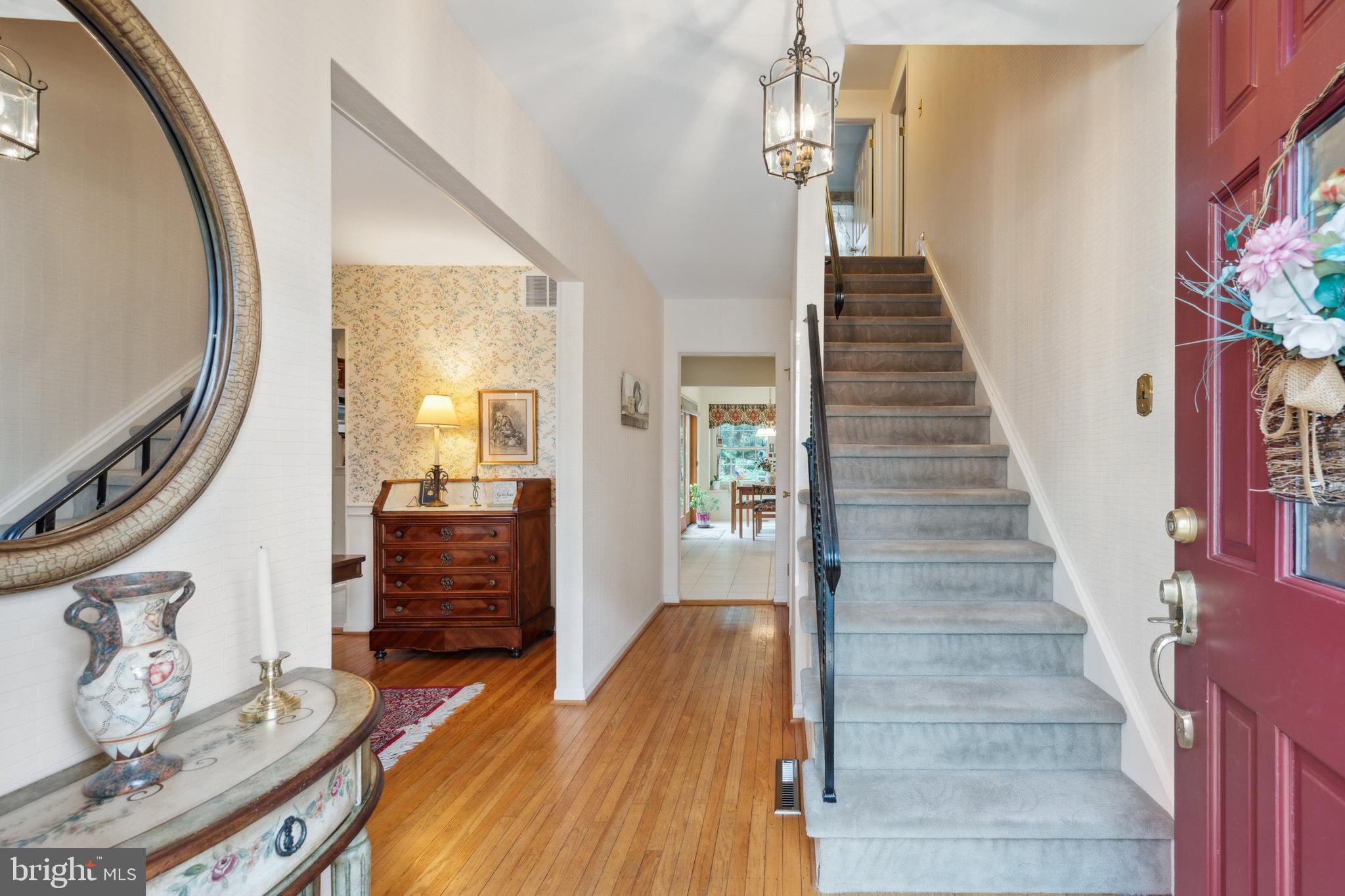 2 N LAKESIDE DR W