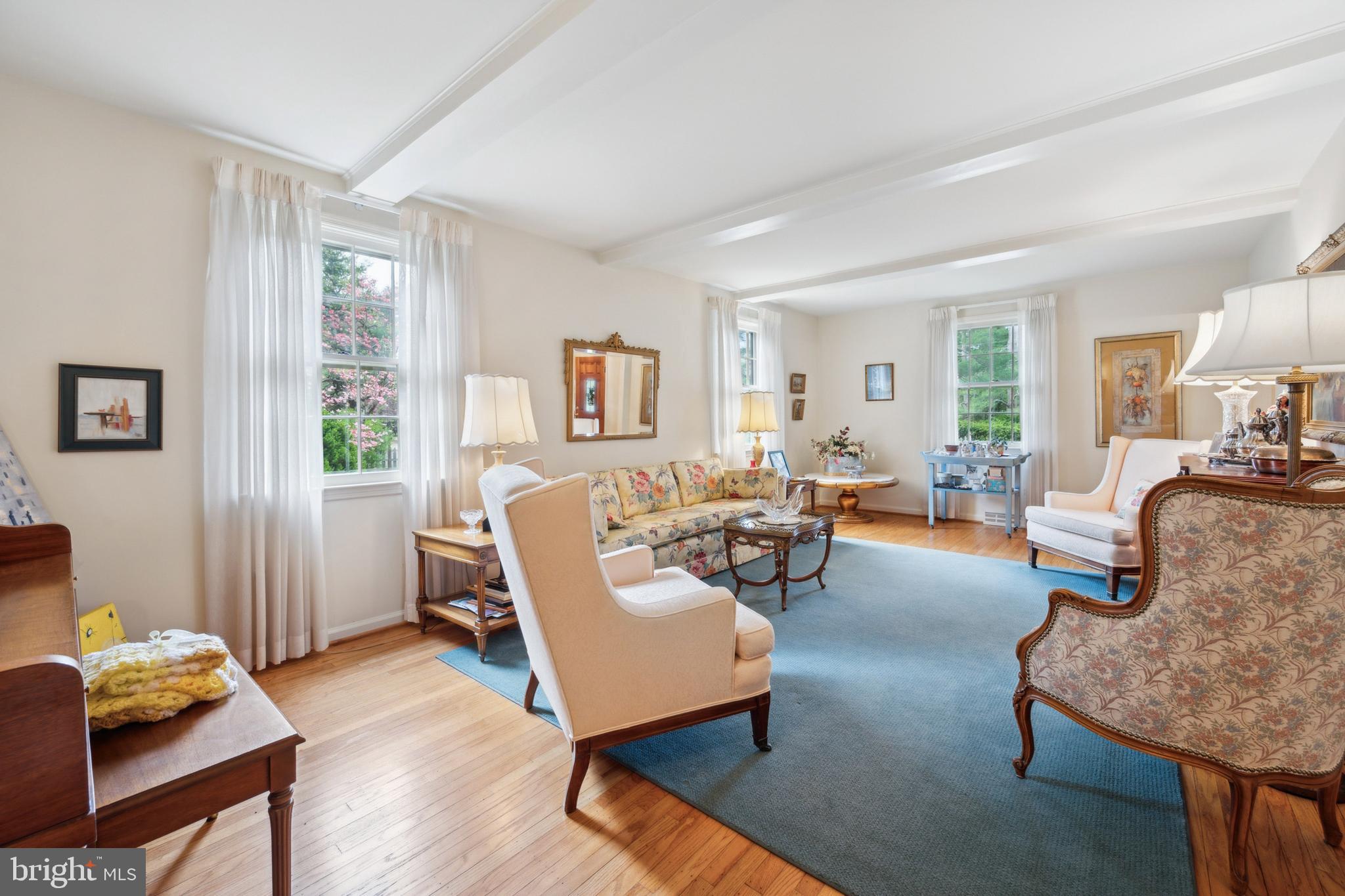 2 N LAKESIDE DR W