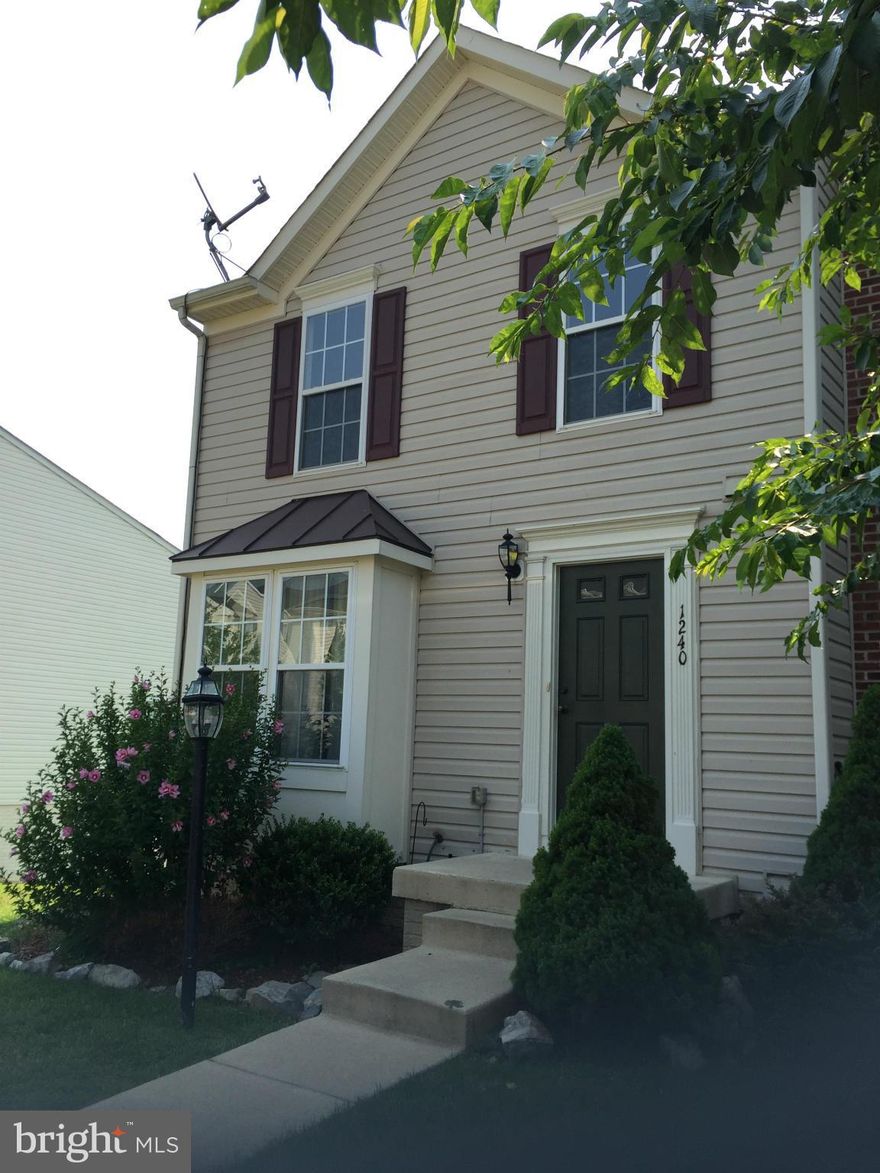 SPACIOUS 3 BEDROOM 2 FULL AND 2 HALF BATH TOWNHOUSE. GREAT COMMUTER LOCATION. CLOSE TO SHOPPING AND THE HOLLYWOOD CASINO.