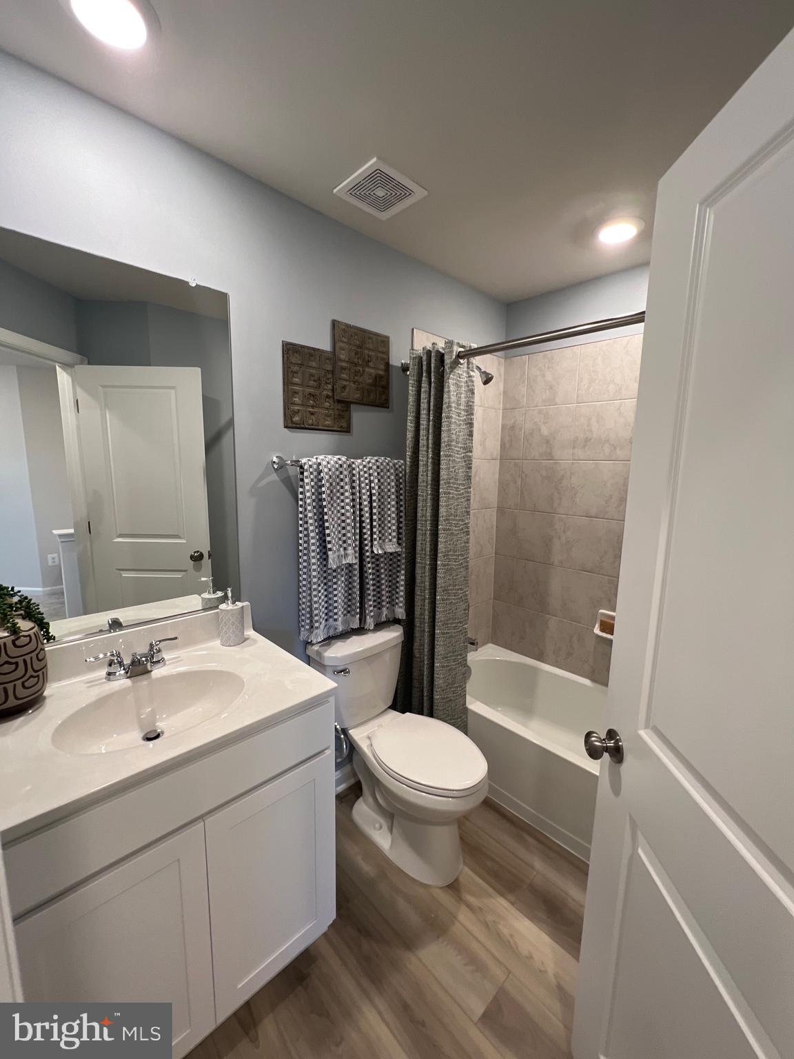 SENSENY VILLAGE - Residential