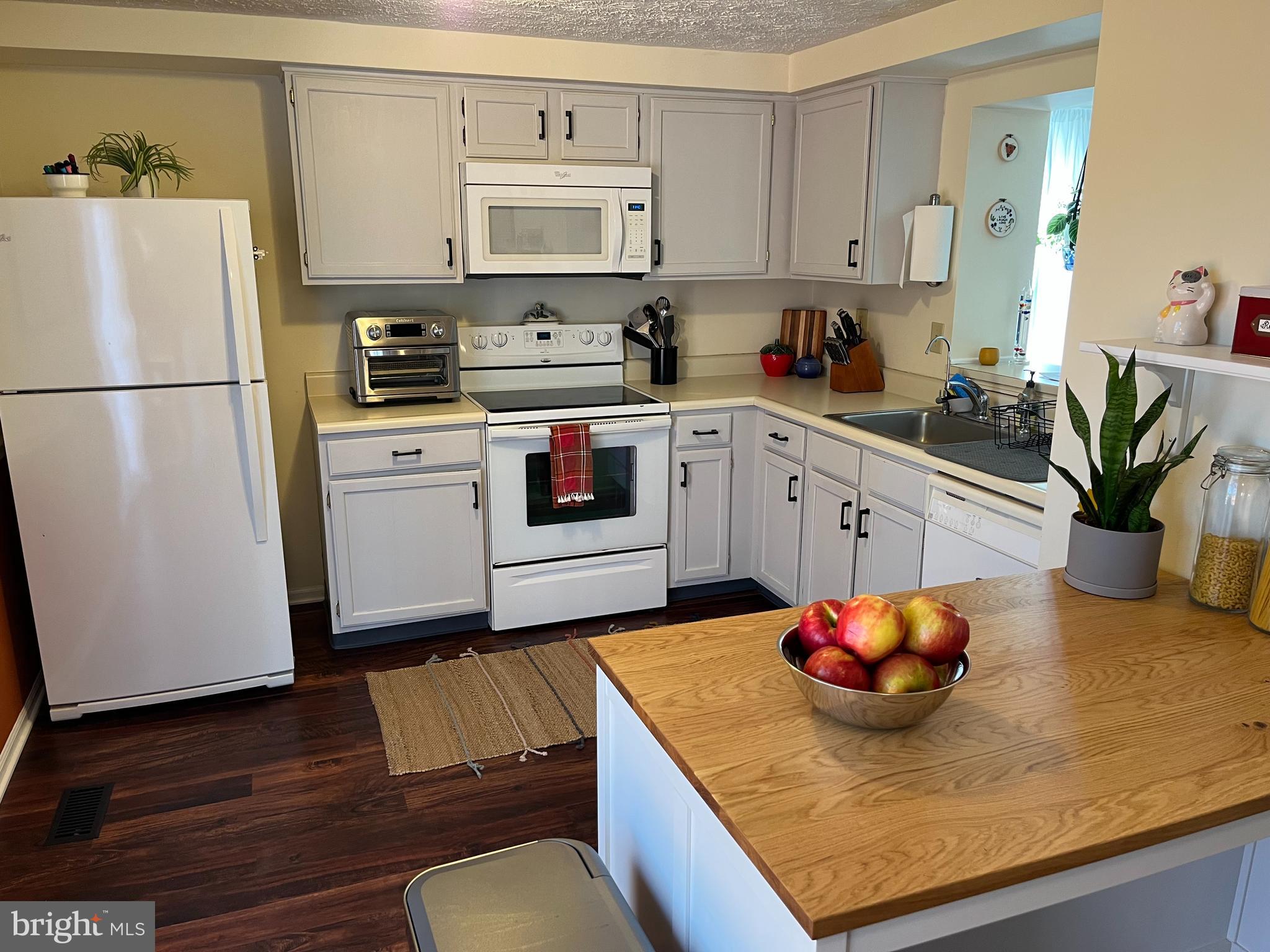 CONSTANT FRIENDSHIP - Residential