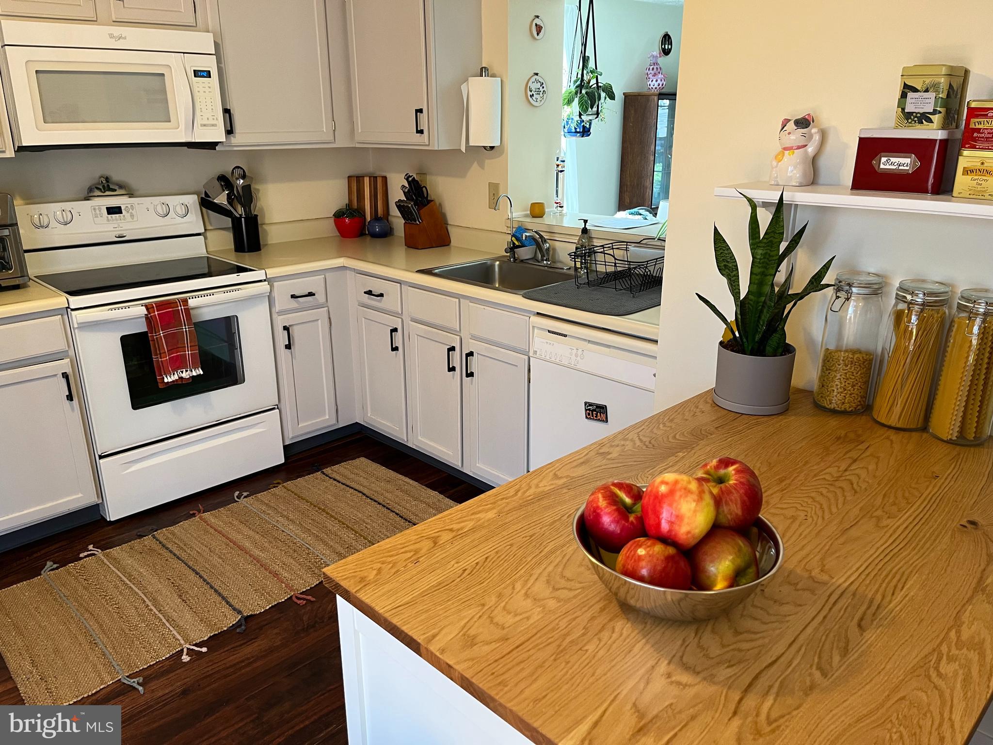 CONSTANT FRIENDSHIP - Residential