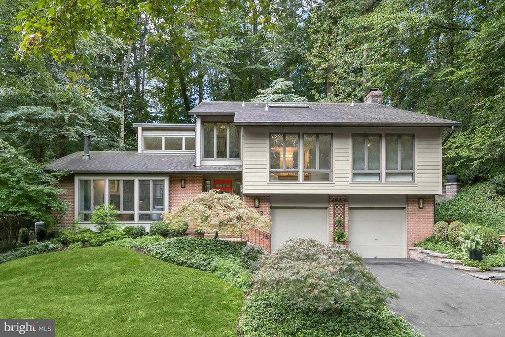 Photo of 6812 Carlynn Court, BETHESDA, MD 20817 (MLS # MDMC2185434)