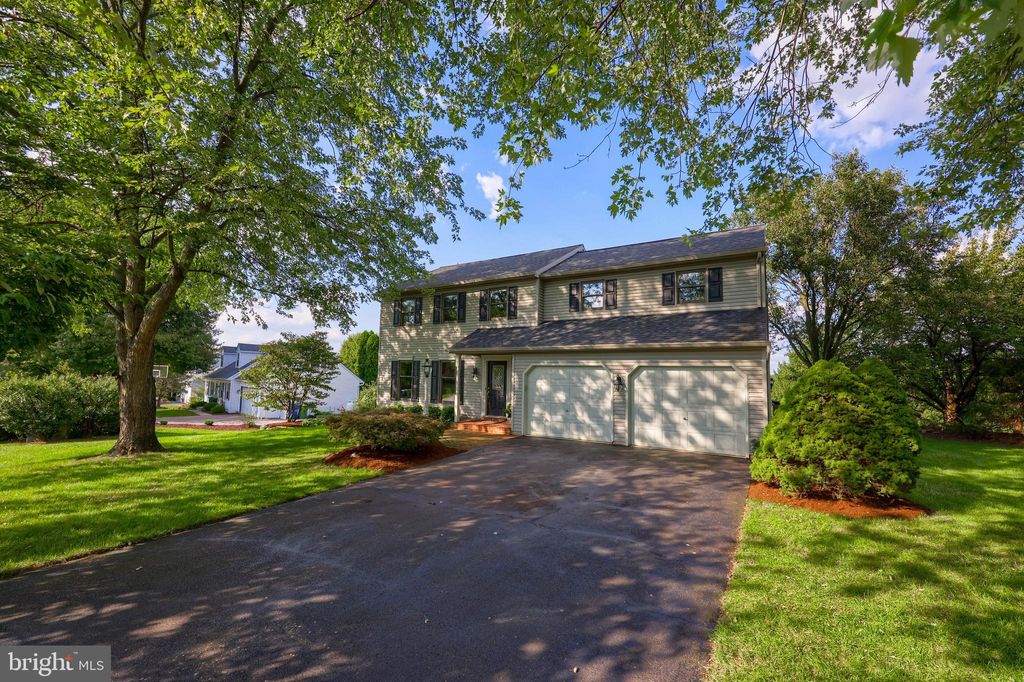 Photo of 111 Pebble Run, Lancaster, PA 17602 (MLS # PALA2042400)