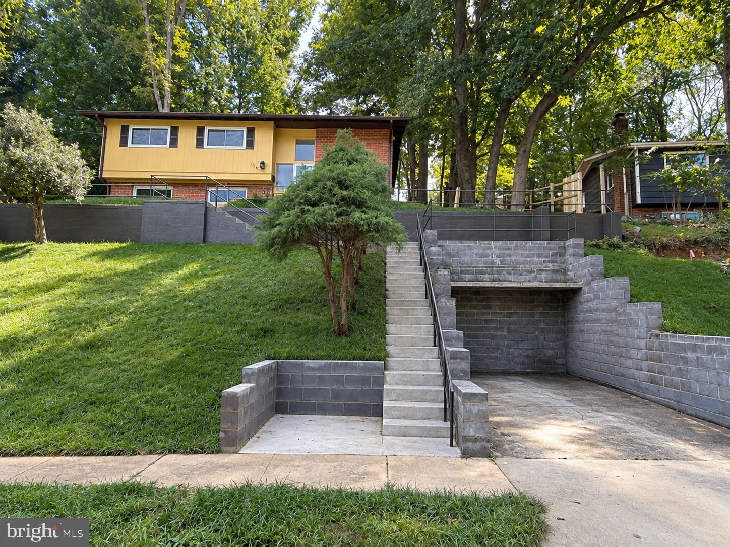 7818 GLENISTER DRIVE