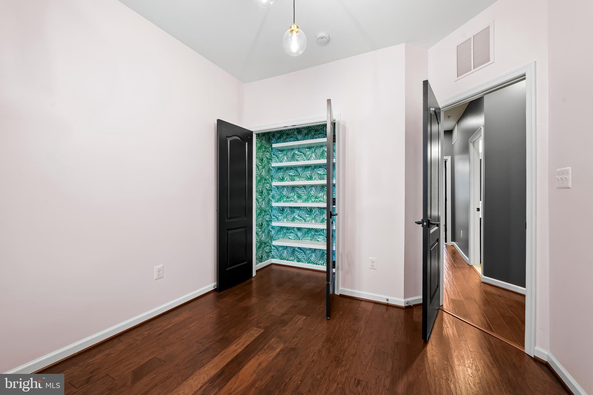 LOCUST POINT - Residential