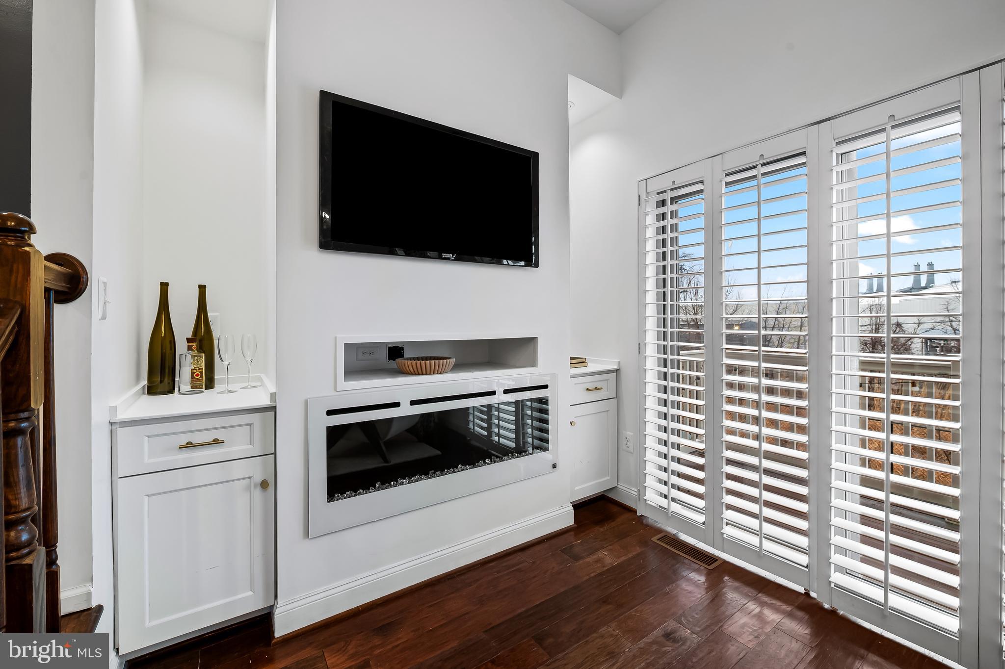 LOCUST POINT - Residential