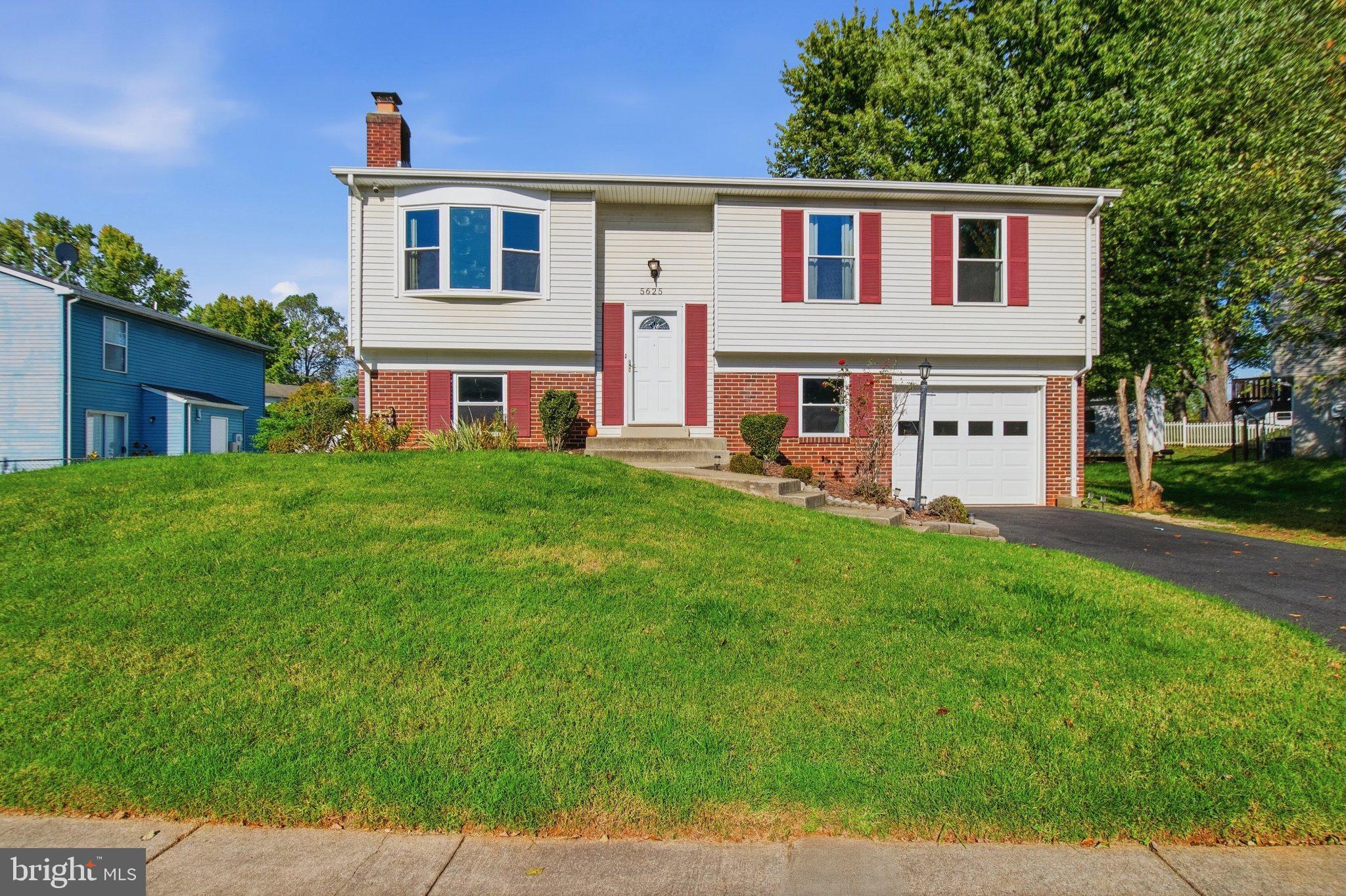 5625 ROUNDTREE DRIVE