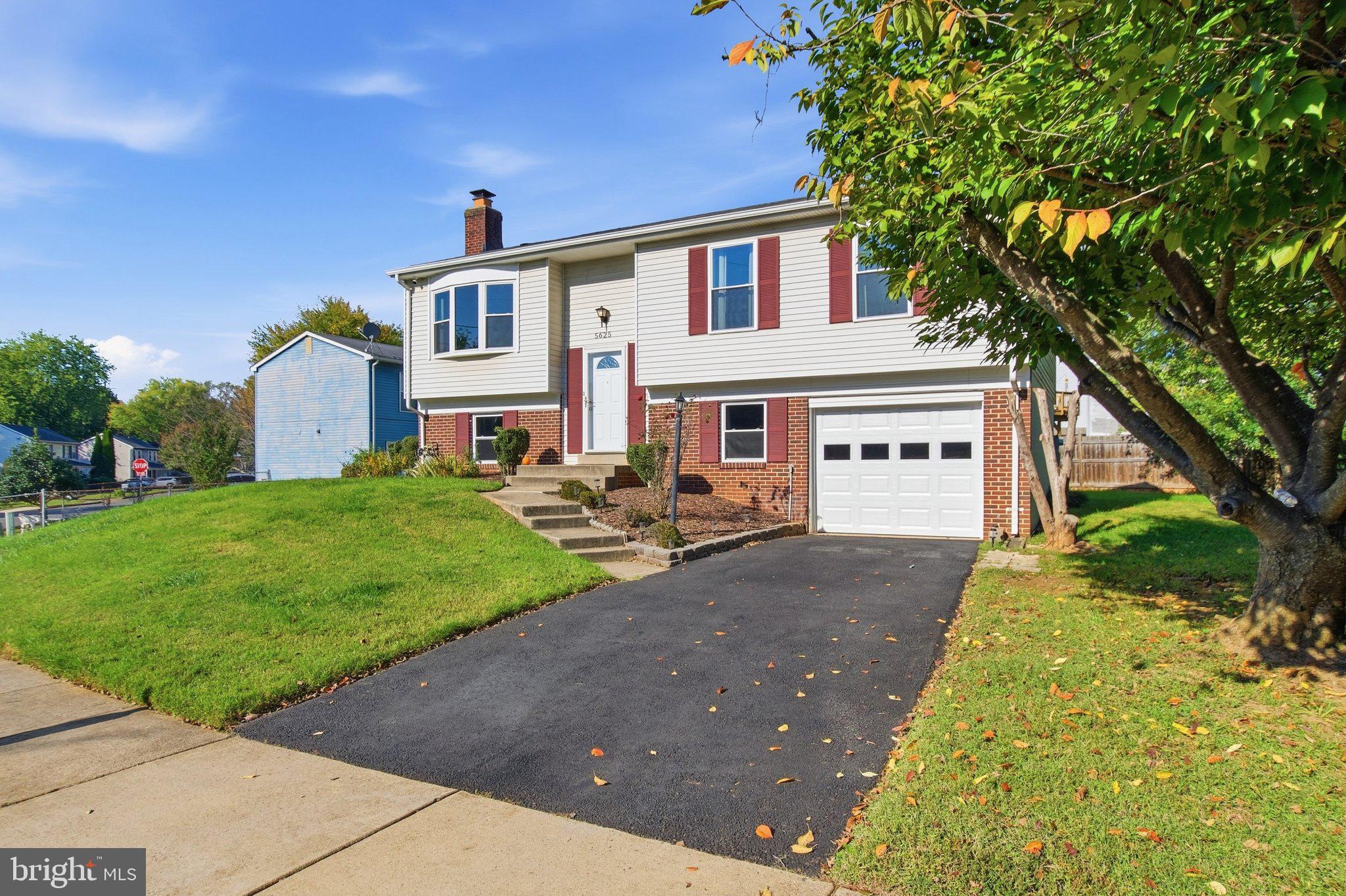 5625 ROUNDTREE DRIVE