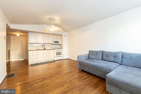 Townhouse For Rent - 910 Mountain Street #1<br/> PHILADELPHIA, PA 19148