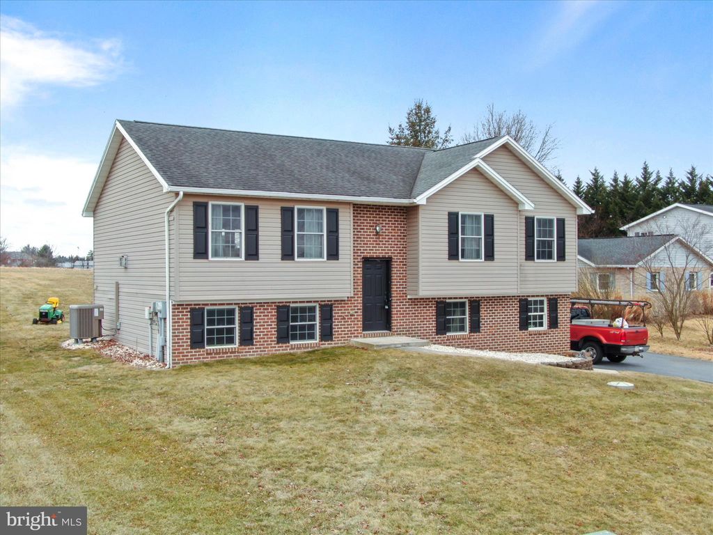 Photo of 1674 Hammond Dr, CHAMBERSBURG, PA 17201 (MLS # PAFL2033062)