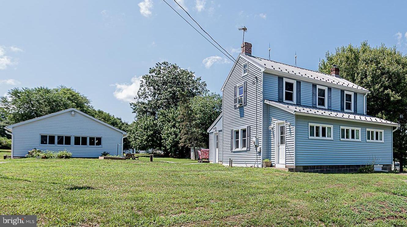 Farmhouse with 3 bedroom, one full bath and a huge detached garage on .86 acre for rent!