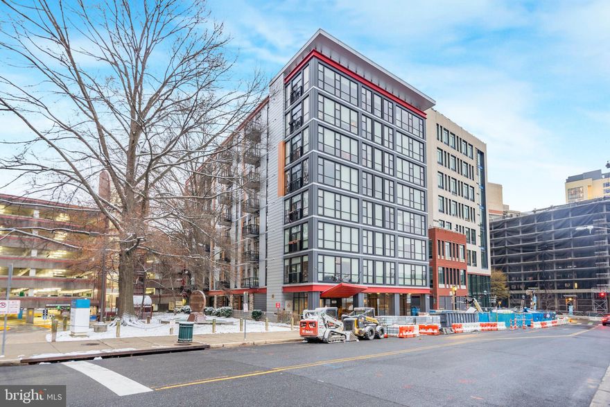 Live the downtown Silver Spring lifestyle just one block from the Metro in this sleek 1BR with high-end kitchen (quartz, stainless, modern cabinets), full-size in-unit laundry and a rare oversized private patio that feels like an extra room. Contemporary, pet-friendly building offers concierge, gym, bike & storage rooms, club room, sky lounge and roof terrace—all steps to restaurants, shops and nightlife.