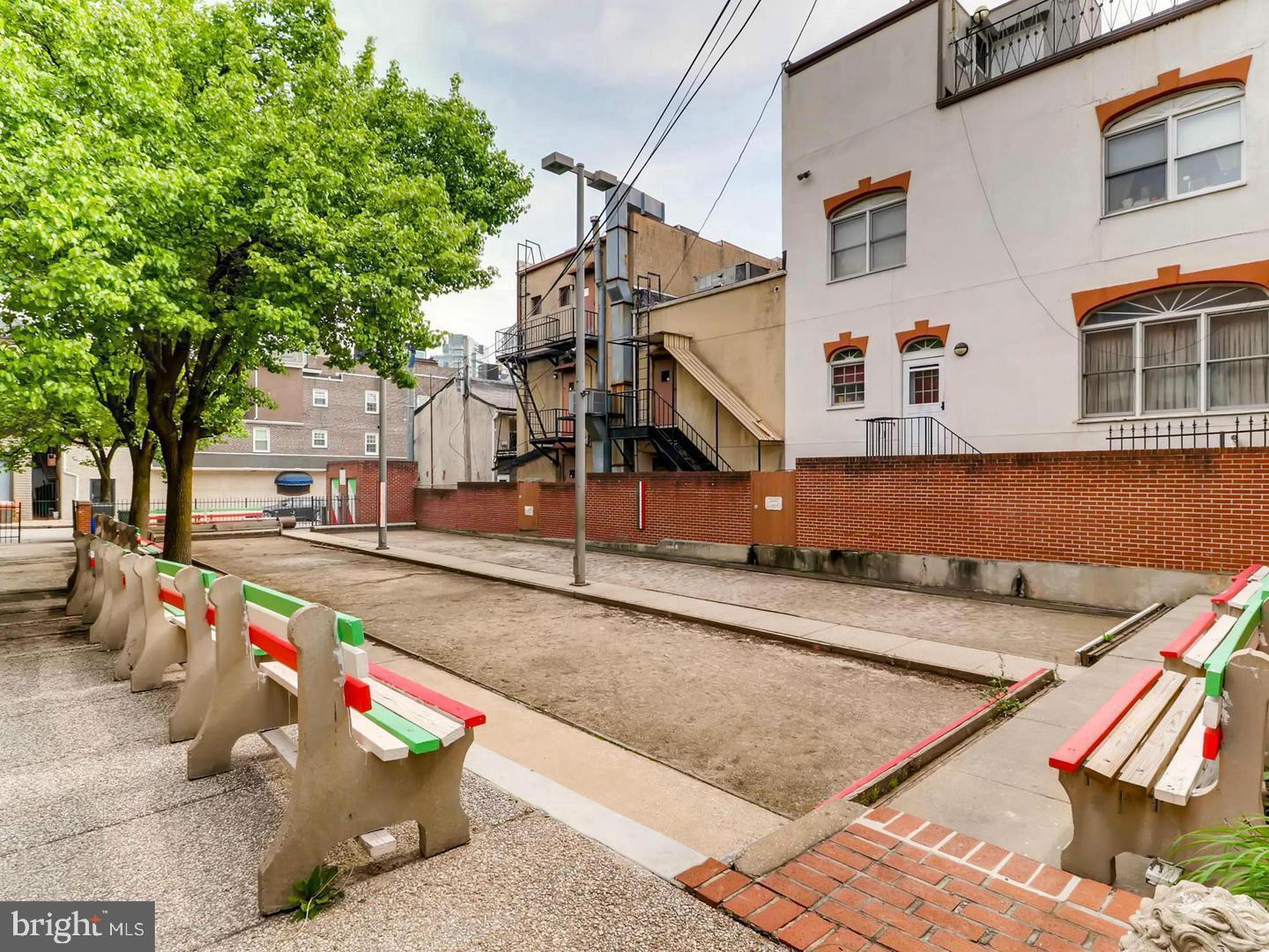 LITTLE ITALY - Commercial Sale