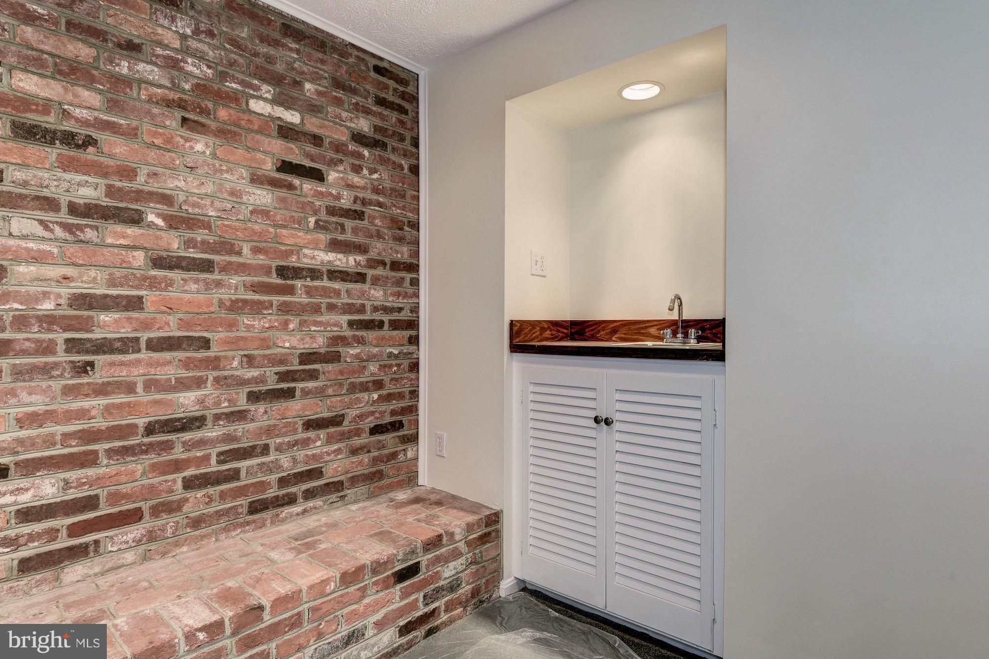 KINGS MANOR - Residential Lease