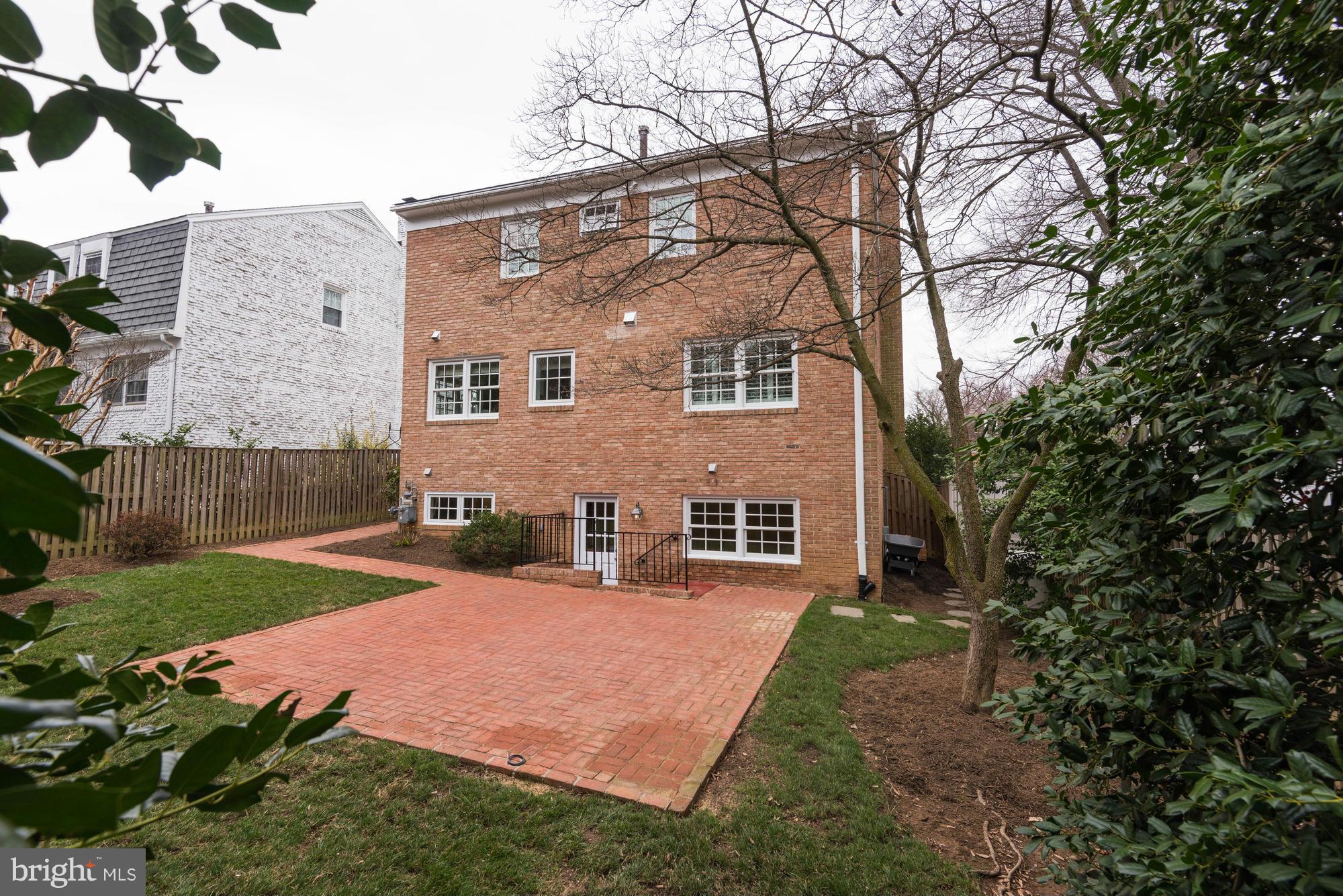 KINGS MANOR - Residential Lease