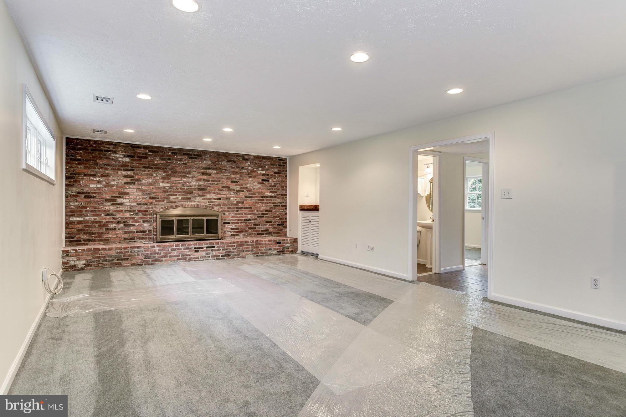KINGS MANOR - Residential Lease