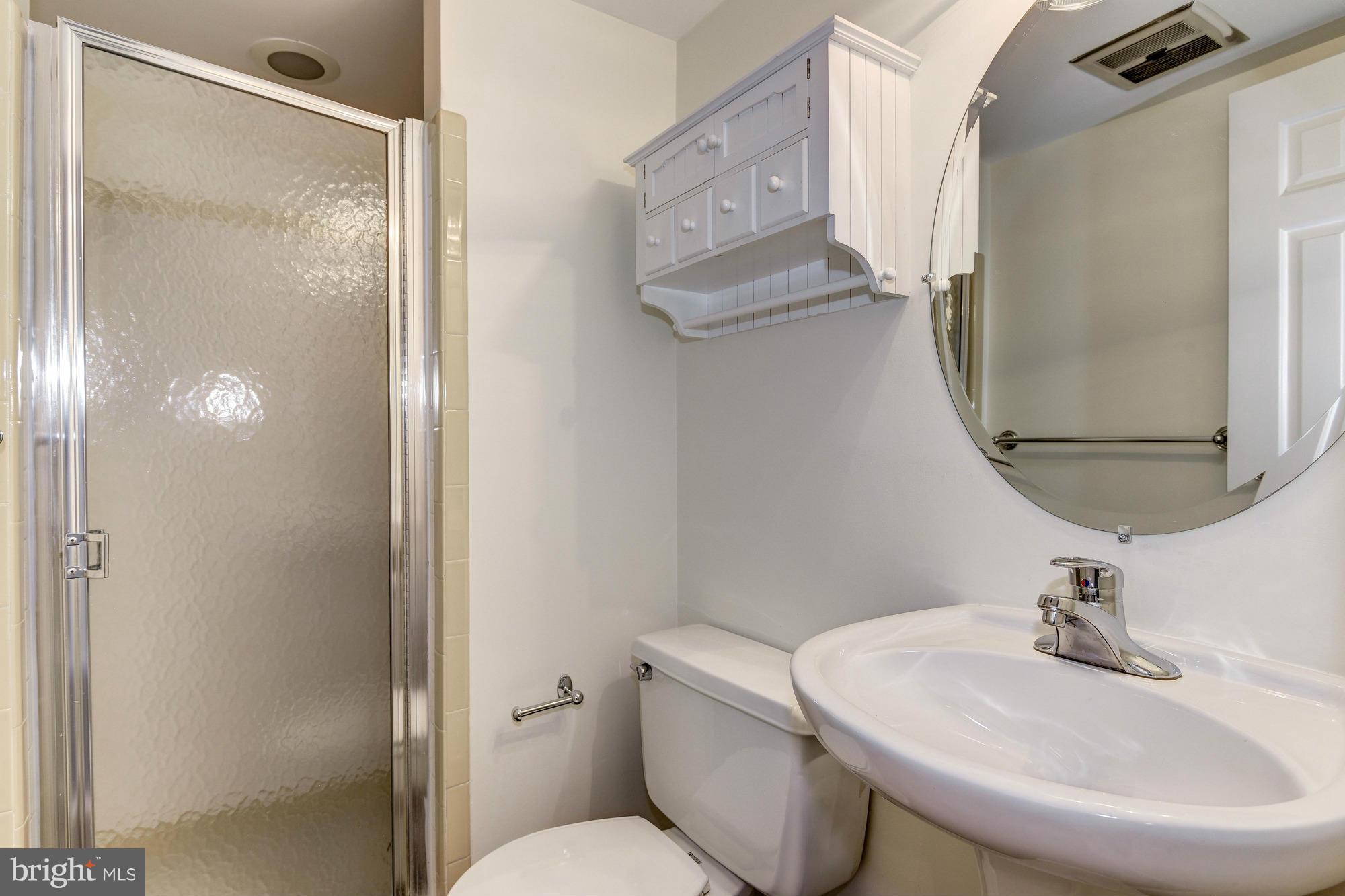 KINGS MANOR - Residential Lease