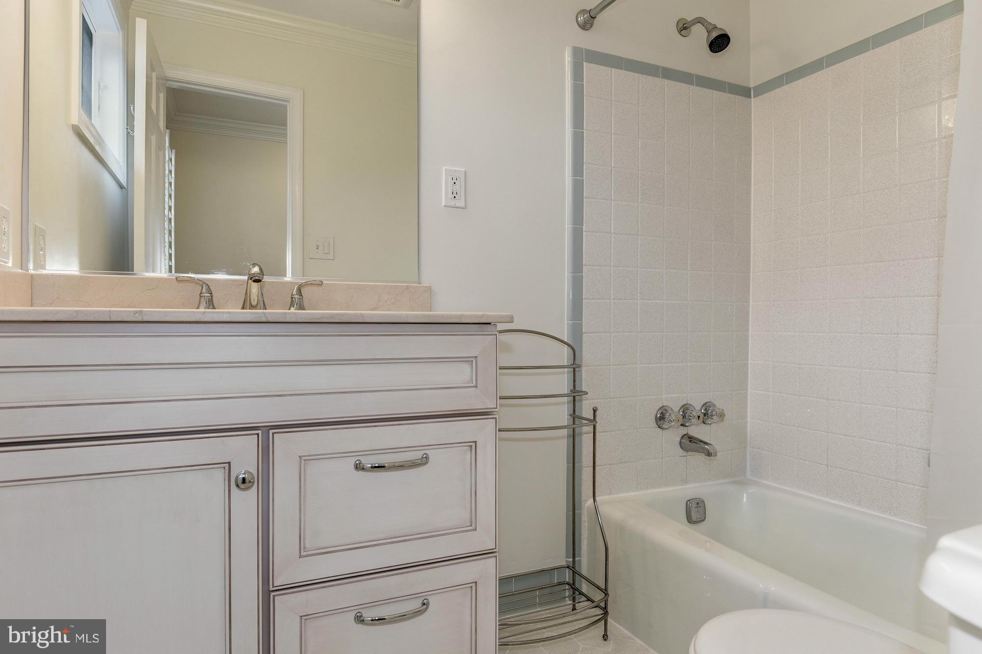 KINGS MANOR - Residential Lease
