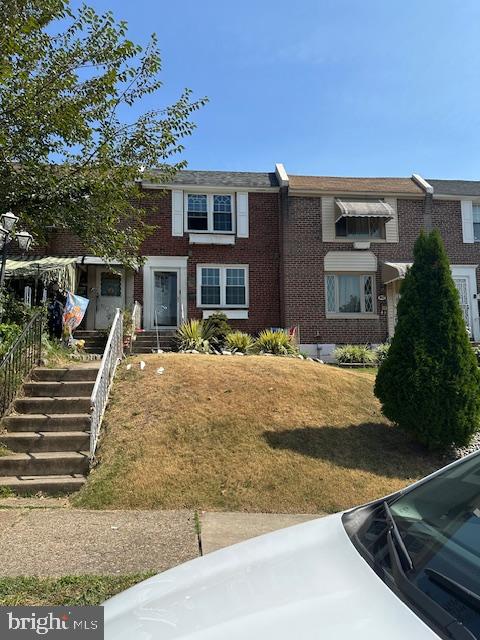 NEW Price Reduction 06/23/2025!
Cute home, nested on a tree line block in Overbrook Park. Ready for a new owner. This is a well sort after block not far from City Avenue and the Golf course. Close to shopping area, and neighboring school. Property features newer windows throughout, newer heating system, central air system and newer washer. Doorbell camera installed. This property is a hidden gem, Schedule your showings ASAP.