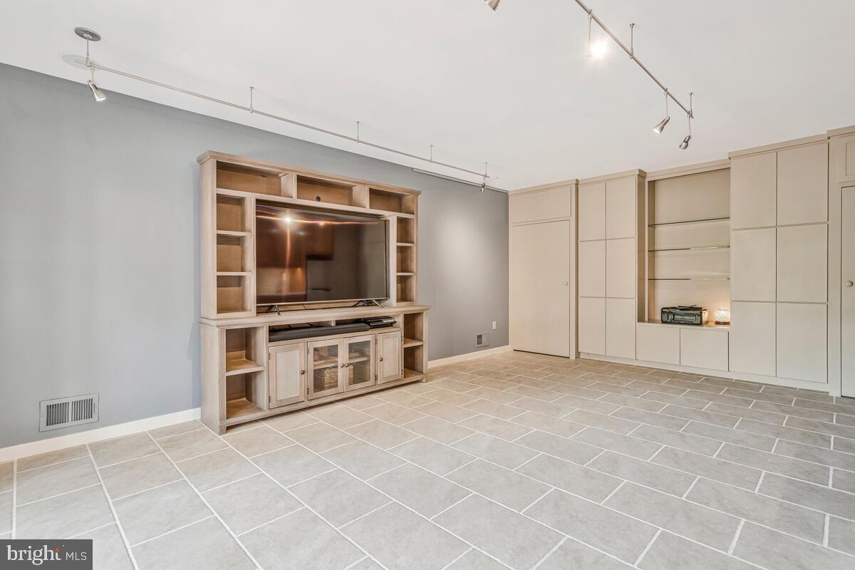 CHESAPEAKE LANDING - Residential