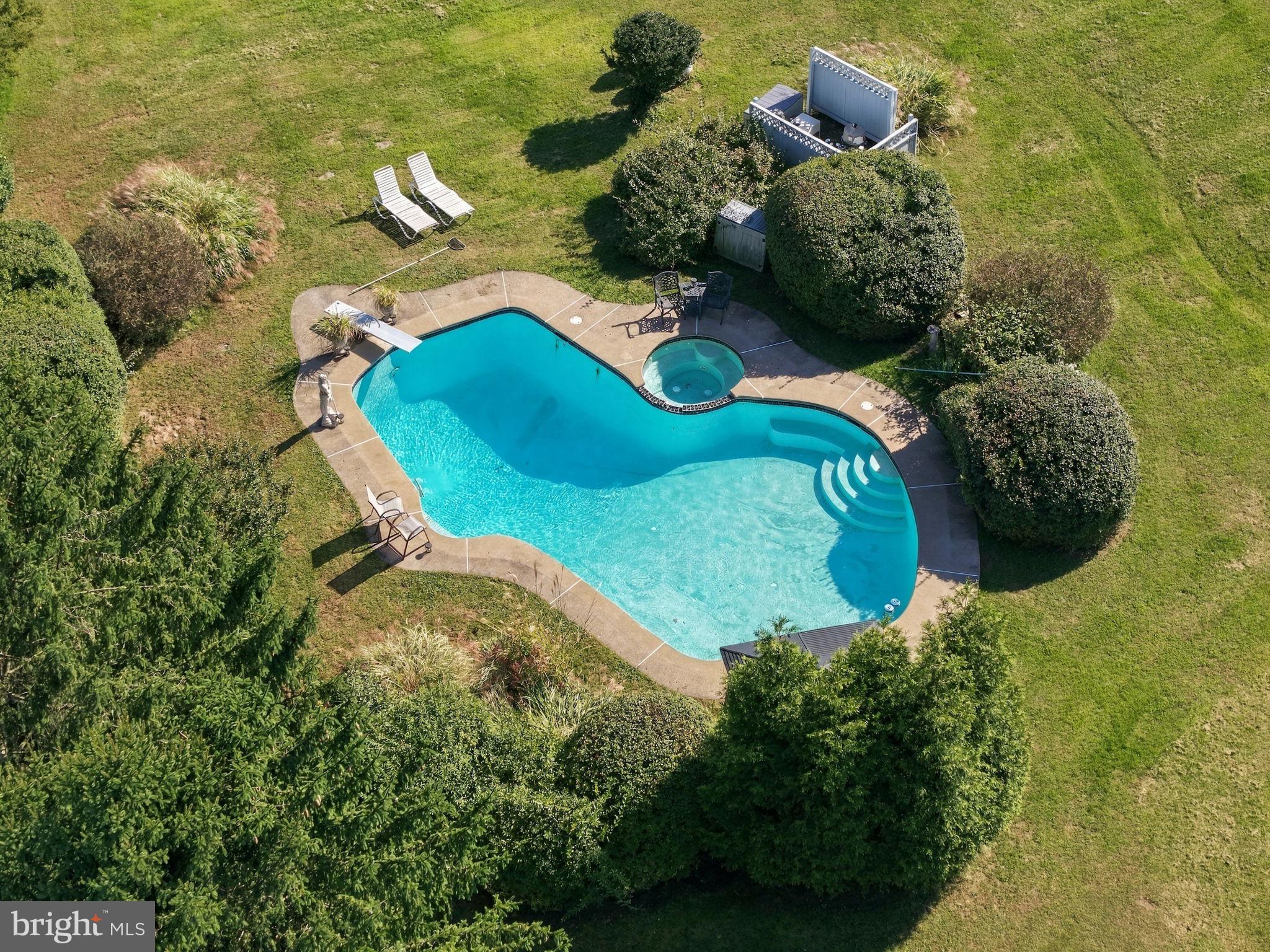 215 E DARK HOLLOW ROAD