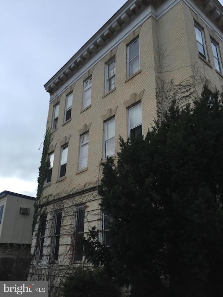CAPITOL HILL - Residential Income