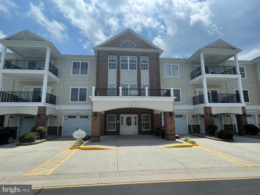 Located in SummersGate Active Lifestyle Community. Price includes a deeded oversized one car garage w/large storage room. Meticulously maintained, freshly painted and featuring a vaulted ceiling in the main living area and 9ft ceilings elsewhere, the unit has hardwood flooring in the living and dining areas, hallway and both bedrooms. The kitchen is open and includes a breakfast bar and pantry. Main bedroom boasts a private bathroom, walk-in closet and paddle fan. Hall bath also accesses 2nd bedroom. Custom plantation shutters/shades throughout. Enjoy warm weather days & evenings on the private covered balcony. Condo owners have full access to the Summersgate Clubhouse w/reading room, exercise room, activity room, heated outdoor pool, etc.