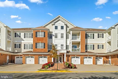 15201 Royal Crest Drive Unit 407, Haymarket, VA MLS: VAPW2106110