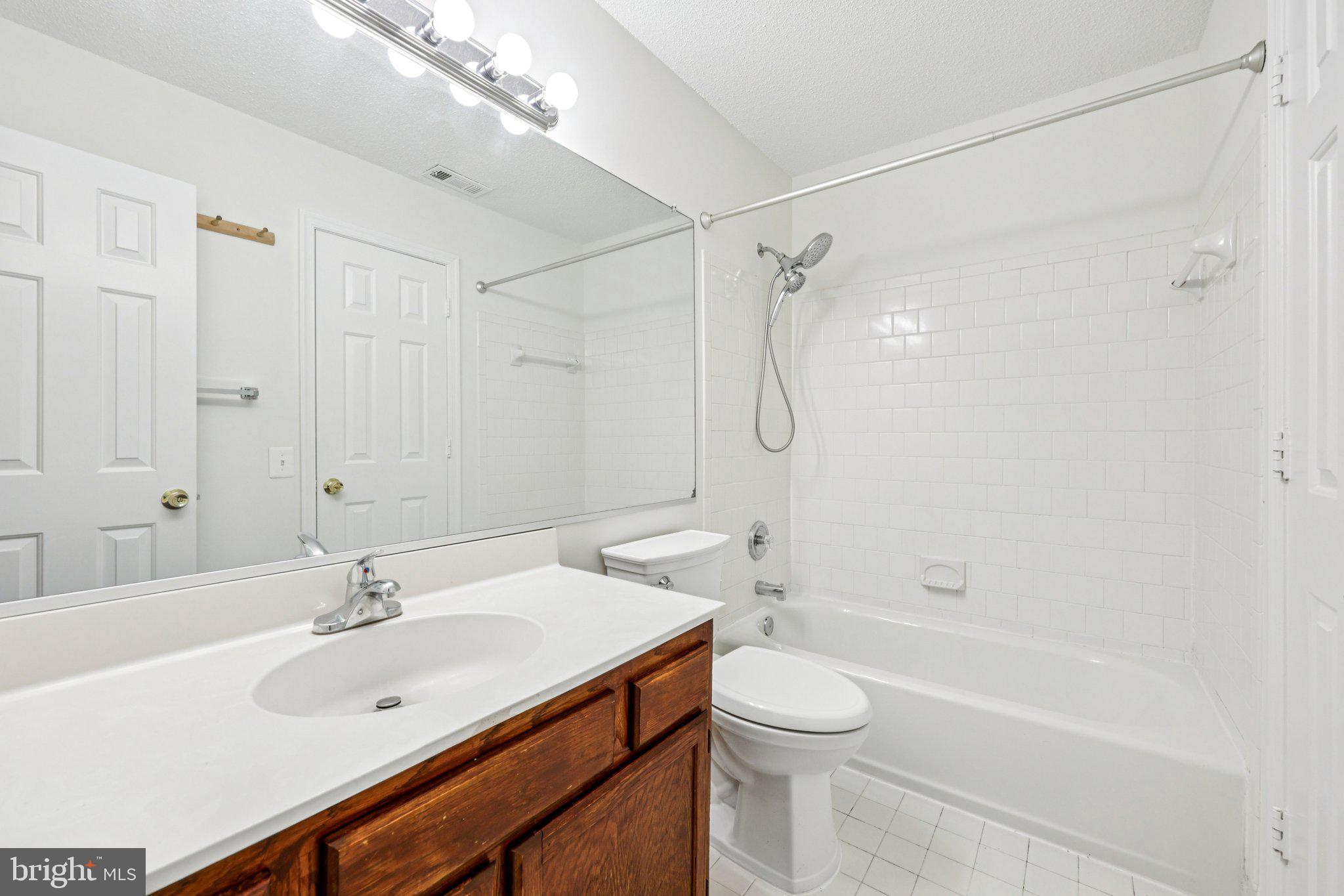 LANDSDOWNE - Residential Lease