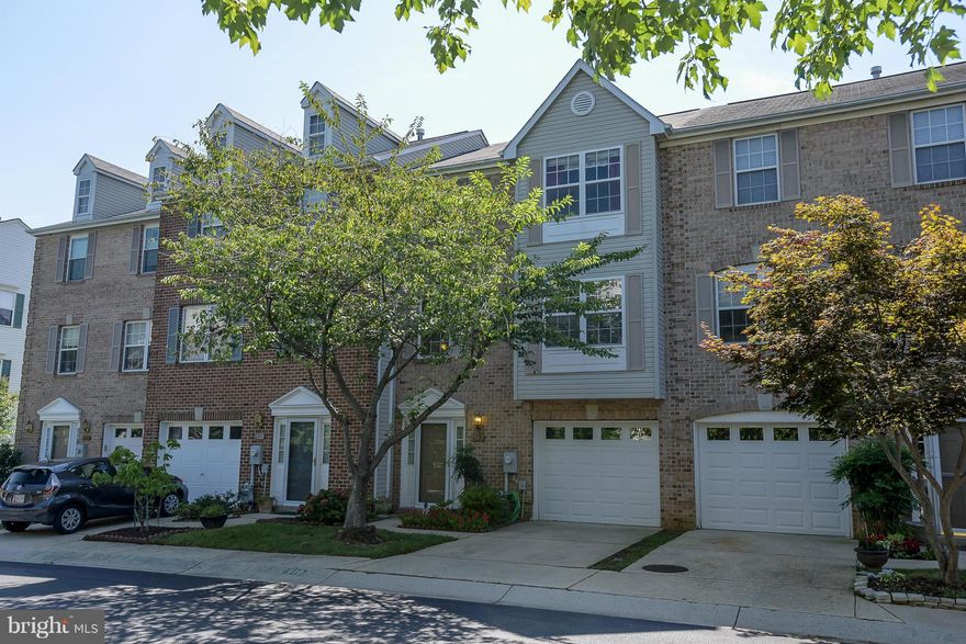 With great community amenities, spectacular golf course views, and Blue Ribbon schools, this townhome in Pine Valley/Bay Hills is easy to call home. Enjoy: golf course and outdoor pool (membership required), tennis courts, basketball courts, playground, nearby shops, and water access for canoes and kayaks. New roof (2012). New deck (2015). Family room with gas fireplace. Bedroom-level laundry.