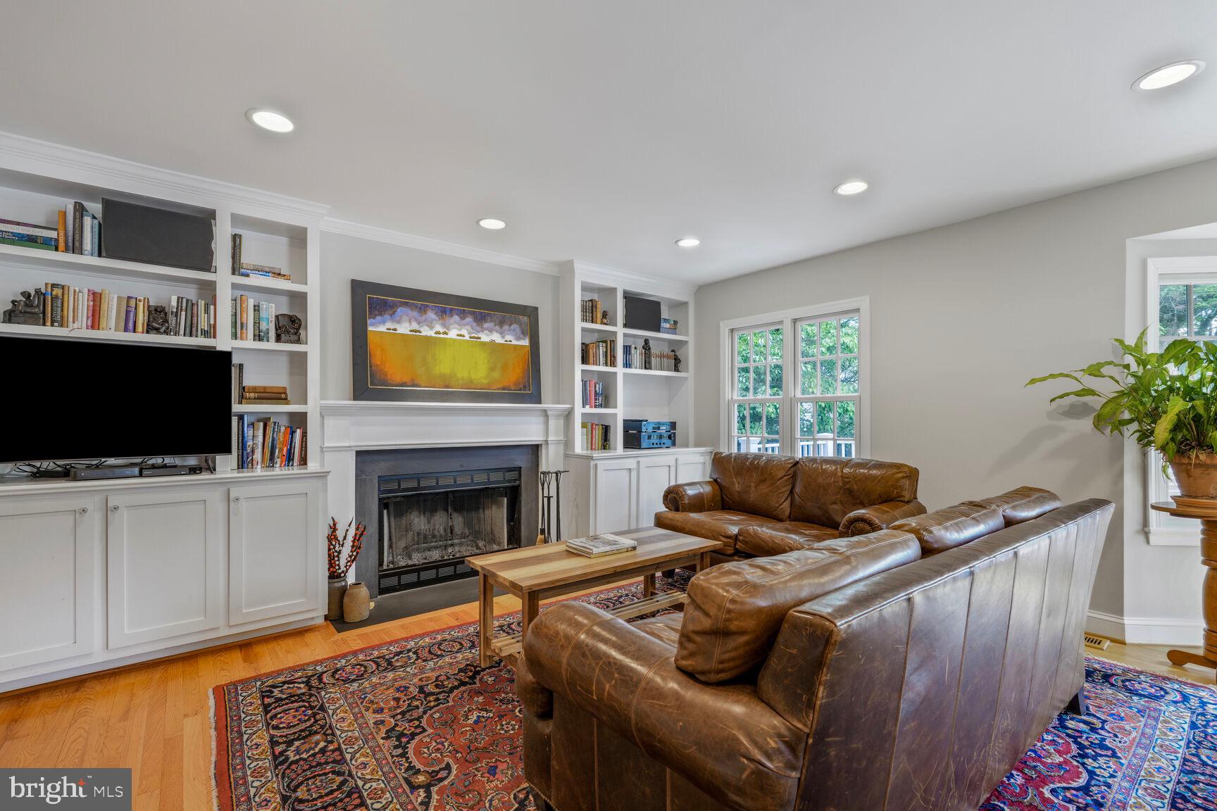 WALNUT HILL - Residential