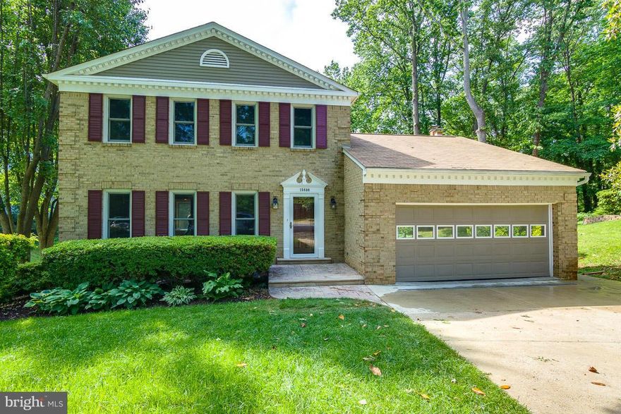MOVE IN READY! Gorgeous remodeled home in the popular Montclair community, cul-de-sac location, one mile from elementary school. Kitchen remodeled with brand new appliances, fresh paint throughout, new carpet upstairs, gutters and air ducts cleaned, new 50 gal hot water heater, fairly new roof, windows and HVAC, recent landscaping. Bus stop to the Pentagon within walking distance. PRICED TO SELL!
