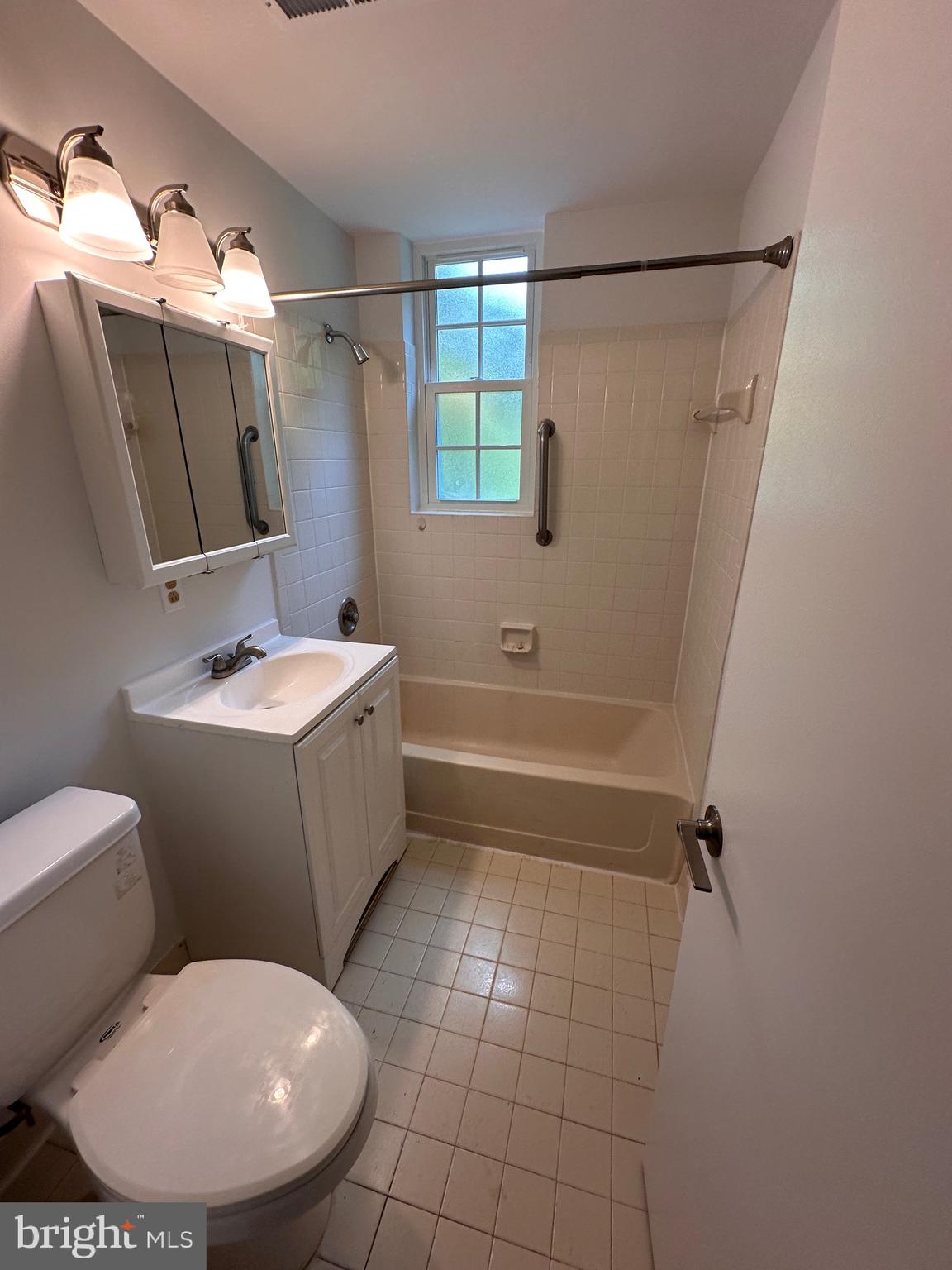 COLONIAL VILLAGE - Residential