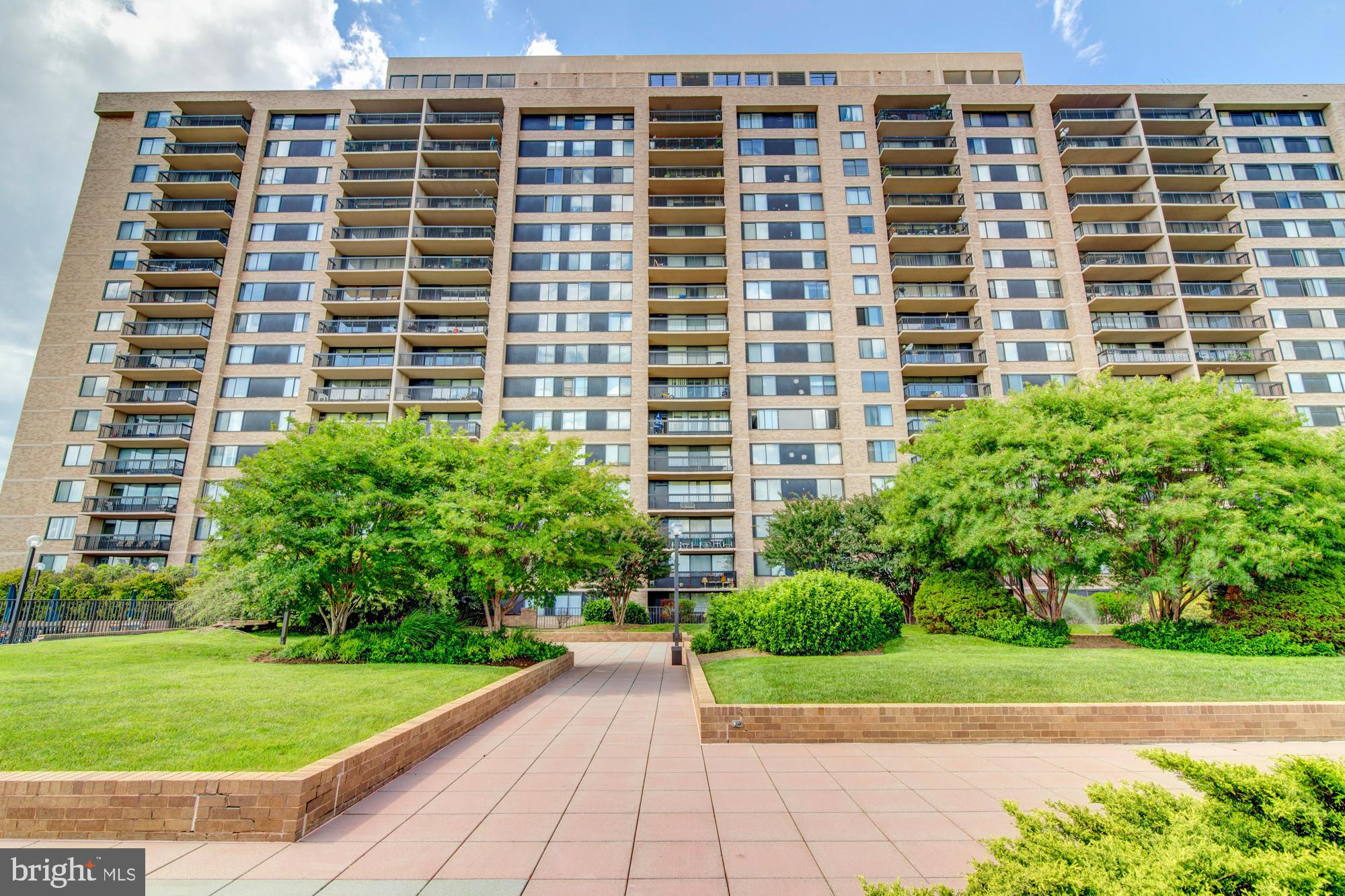 SKYLINE HOUSE - Residential