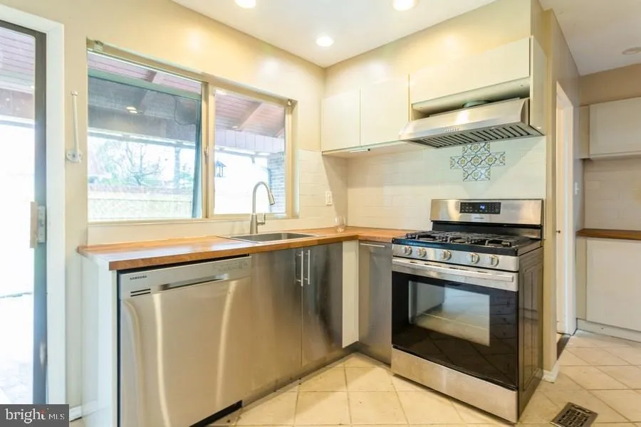 Marlton, New Jersey 08053, United States, 4 Bedrooms Bedrooms, ,2 BathroomsBathrooms,Residential,Contingent,182608