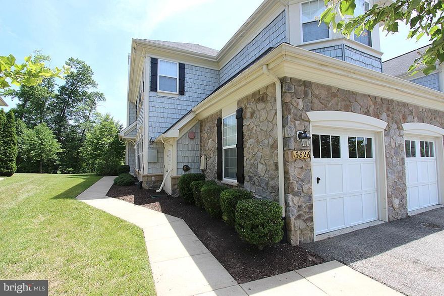 Available immediately! Large 1,700+sq ft, open floorplan first floor villa. Large living rm w/ fireplace, separate dining rm. Exceptional owners suite w/ sep soaking tub, dual vanity, large walk in closet. Updated kitchen w/ granite, tile, island steps out to patio overlooking treed common area. VRE station in neighborhood, community pool/marina/walking trails. Minutes to 95/shopping/restaurants.