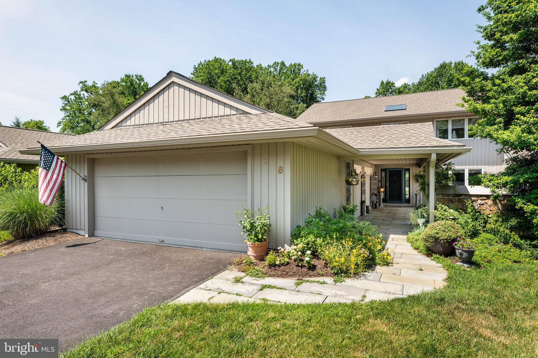8 TULLAMORE DRIVE