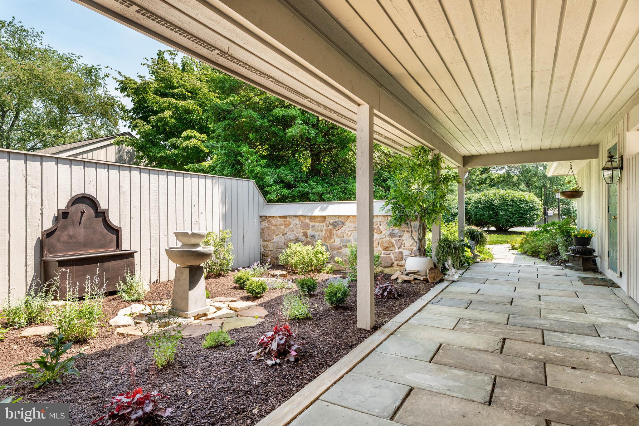 8 TULLAMORE DRIVE